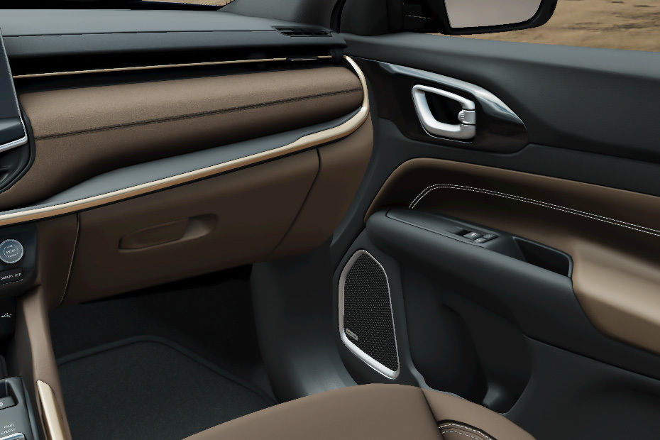 Jeep Commander Passengers View