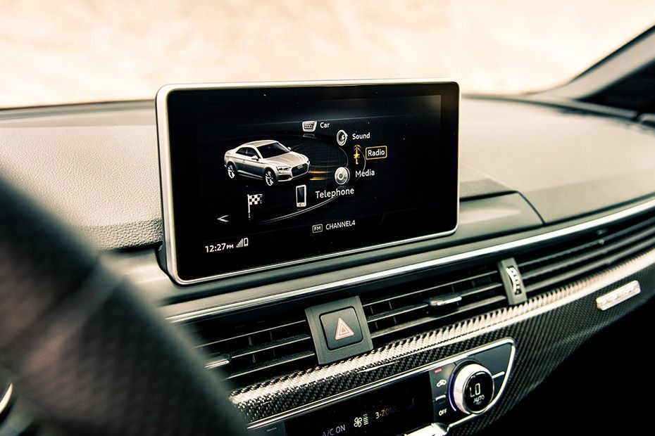 RS 5 Coupe touch screen