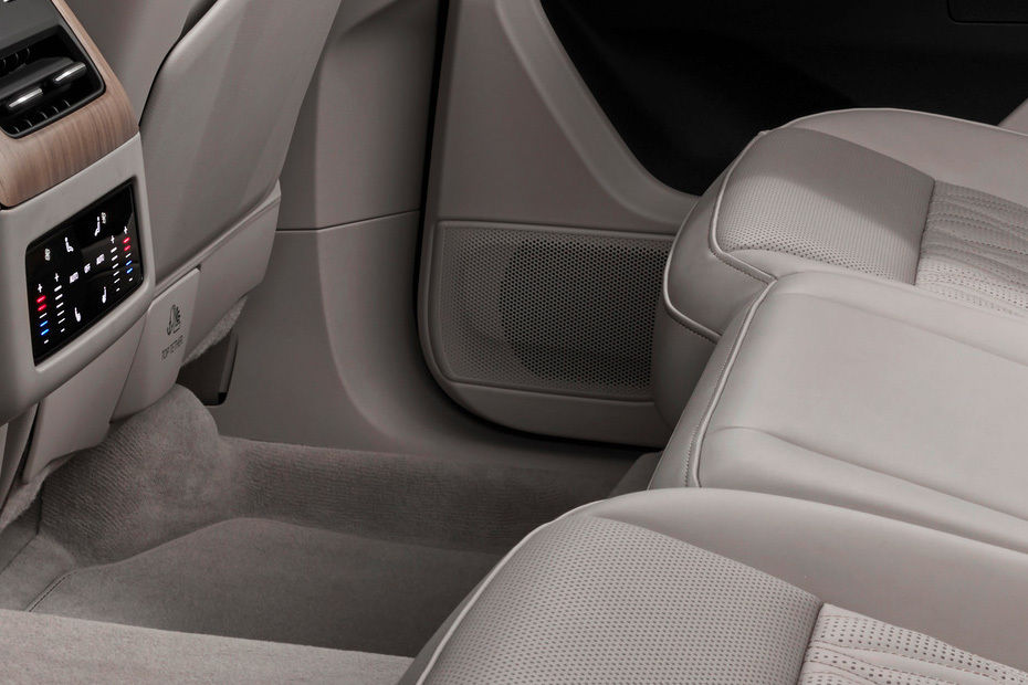 Speakers View of Audi Q7 2026