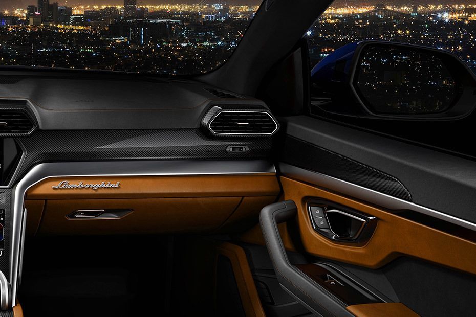 Lamborghini Urus(2022-2023) Passengers View