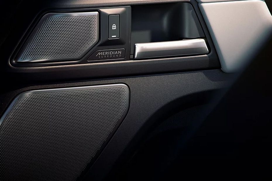 Speakers View of Land Rover DEFENDER 130