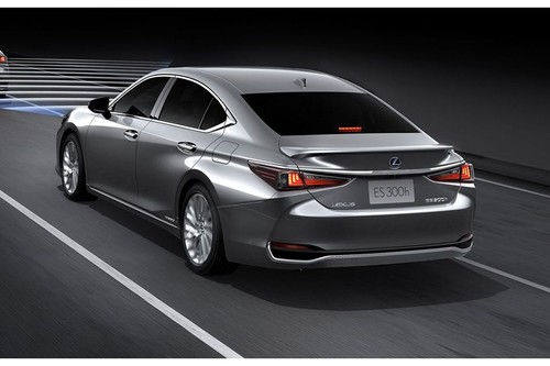 door handle interior of Lexus ES Hybrid