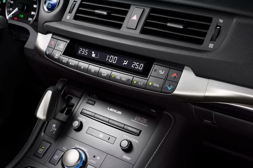 Side AC Controls of Lexus CT Hybrid