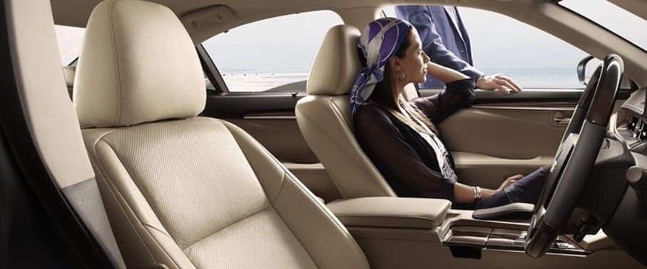 ES 2016 Front Seat Headrest