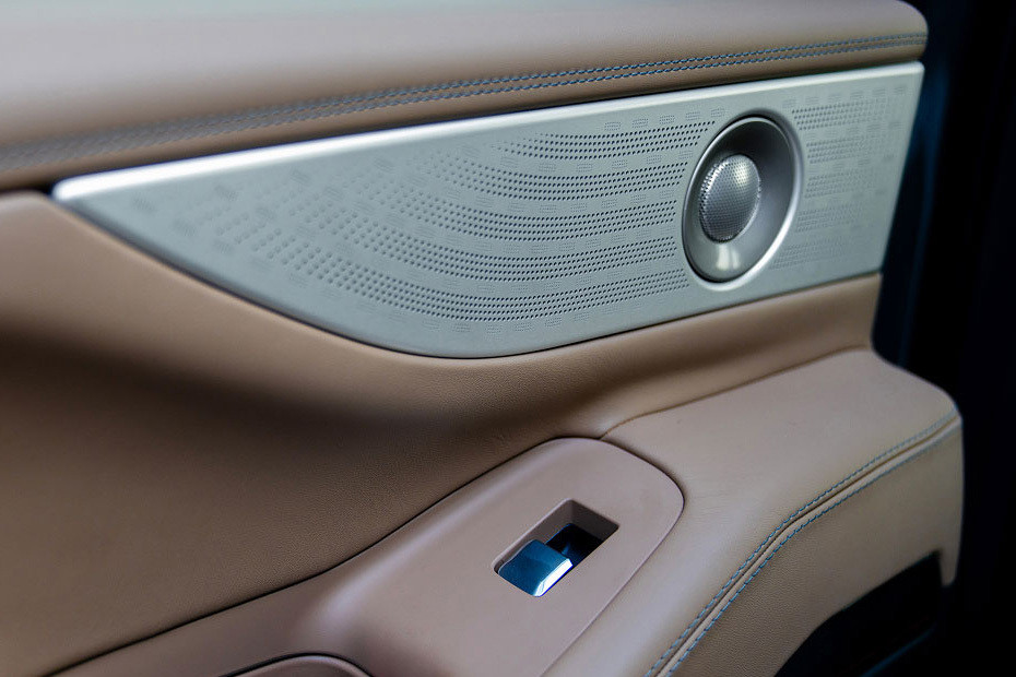 Speakers View of Lincoln Navigator