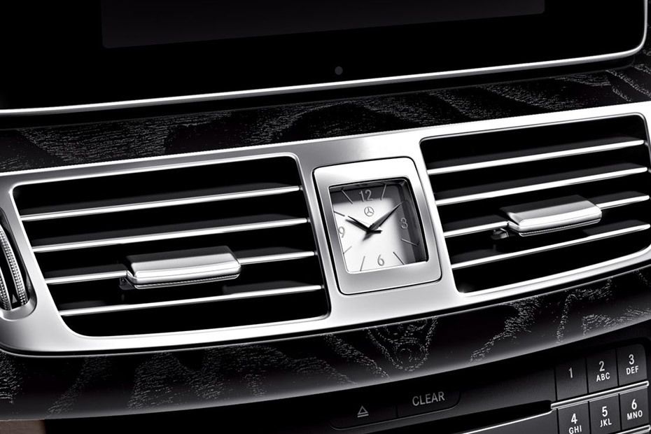 clock in Mercedes-Benz CLS-Class Coupe
