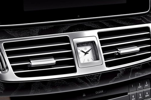 clock in Mercedes-Benz CLS-Class Coupe