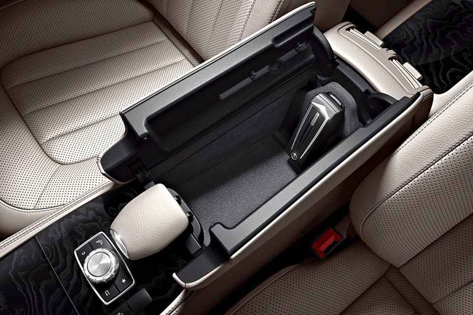 CLS-Class Coupe Front Center Divider