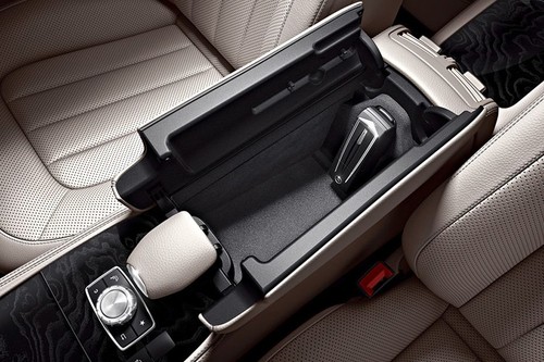 CLS-Class Coupe Front Center Divider