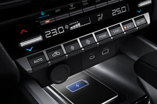 Front AC Controls of Mitsubishi Destinator