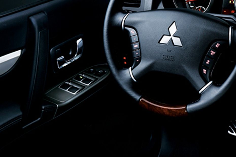 Mitsubishi Pajero Drivers Side In Side Door Controls