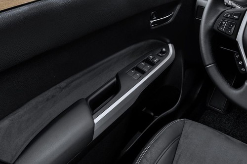 Suzuki Vitara (2022) Drivers Side In Side Door Controls