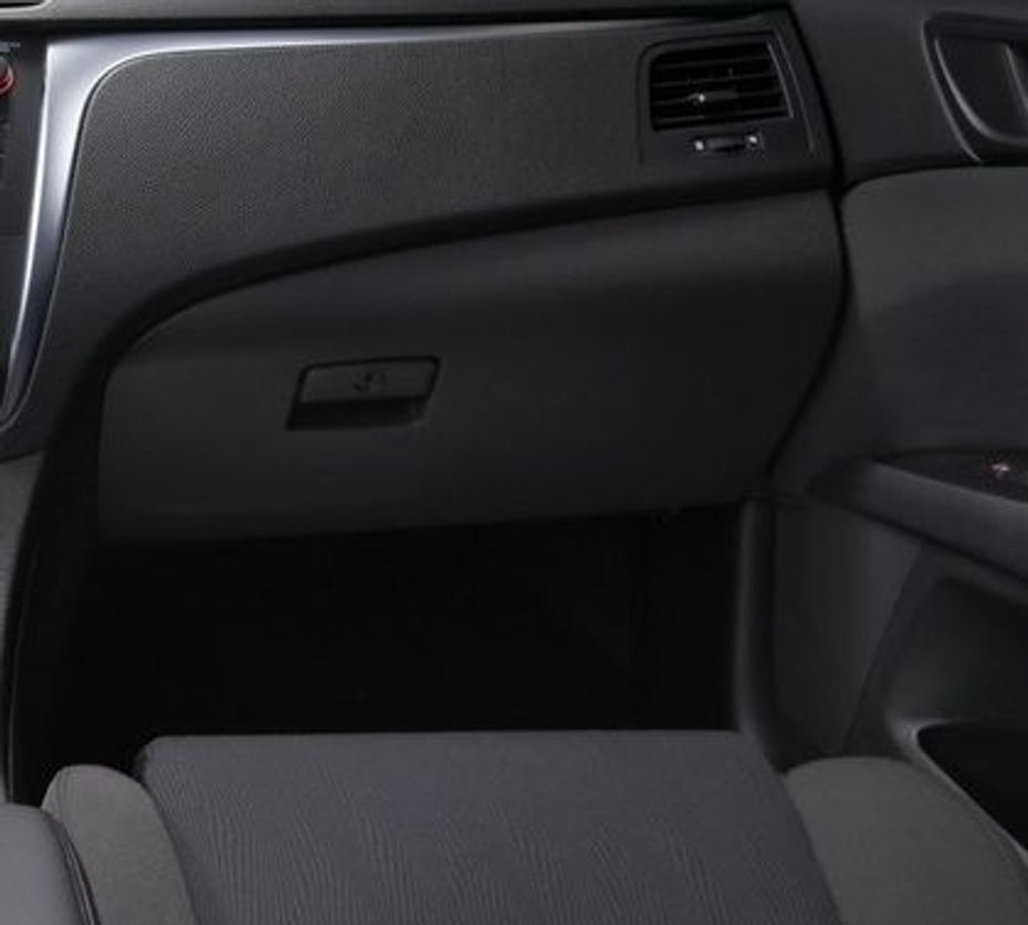 Suzuki Kizashi Glove Box