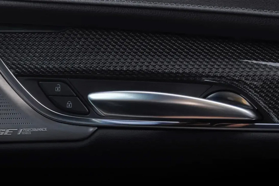 door handle interior of Cadillac XT5