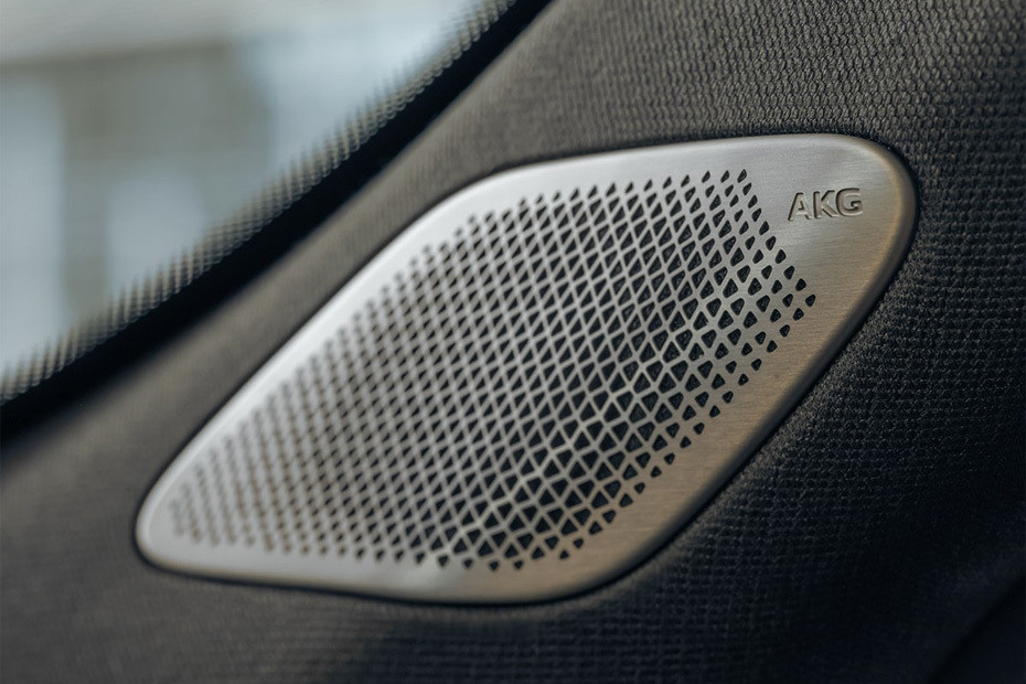 Speakers View of Cadillac XT4