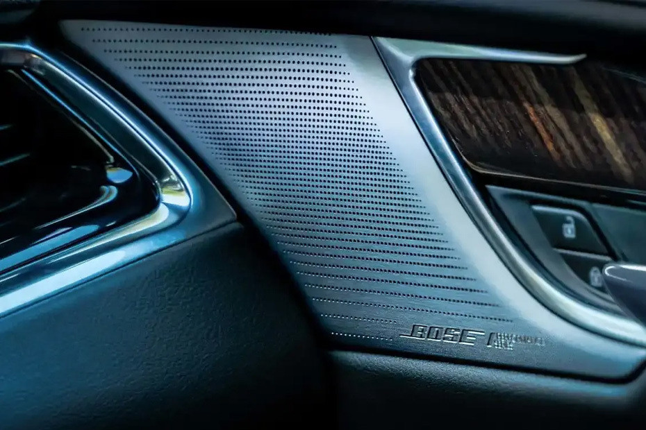 Speakers View of Cadillac XT6