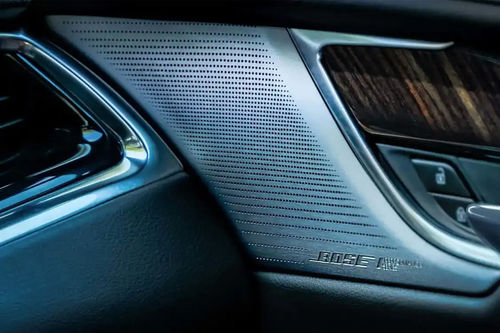 Speakers View of Cadillac XT6