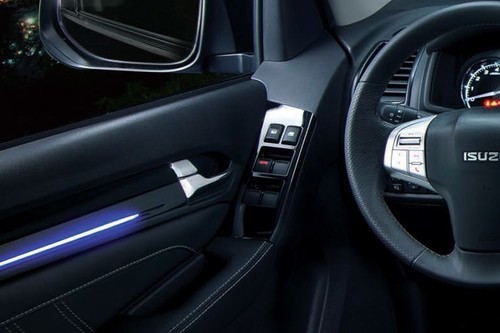 door handle interior of Isuzu Mu-X (2020-2023)