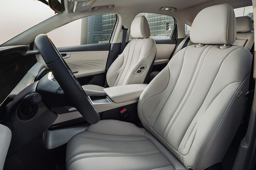 8 PHEV Front Seats