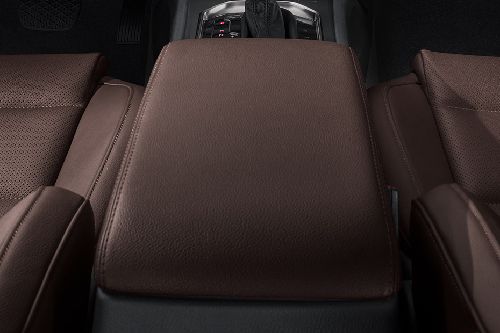 Rear Cross View of Hongqi H7