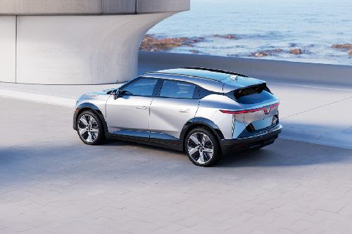 Rear Cross Side View of VINFAST VF7