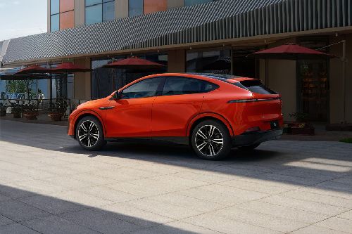 Rear Cross Side View of XPENG G6