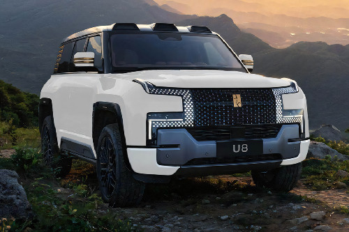 Yangwang U8 Front Medium View