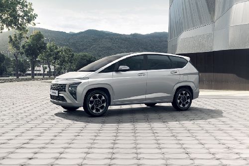 Rear Cross View of Hyundai Stargazer	