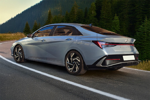 Rear Cross Side View of Hyundai Elantra