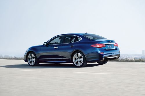 Rear Cross Side View of Infiniti Q70