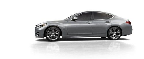 Q70 (2014-2021) Side view