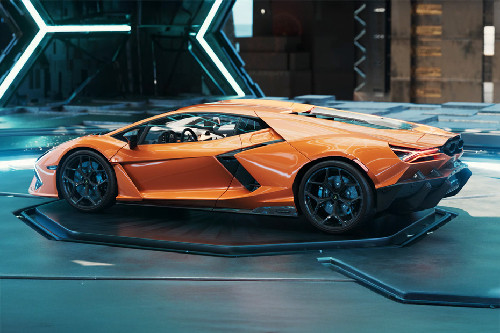 Rear Cross View of Lamborghini Revuelto