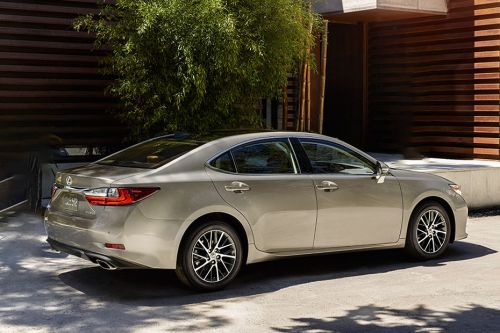 ES (2013-2021) Rear angle view