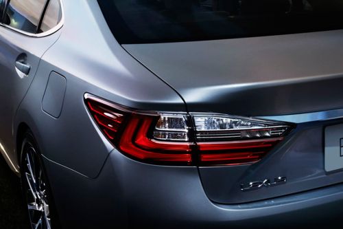 ES (2013-2021) Tail light