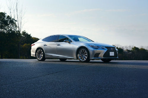 Lexus LS Hybrid Front Cross Side View