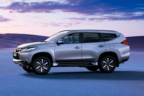 Montero Sport (2022-2023) Side view