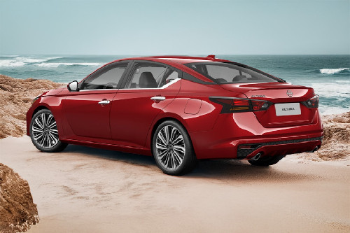 Rear Cross Side View of Nissan Altima