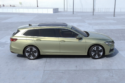 Superb Wagon Medium Angle Front View