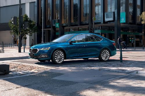 Rear Cross View of Skoda Octavia (2022-2024)