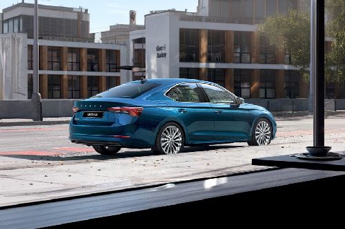 Octavia (2022-2024) Rear Medium Side View