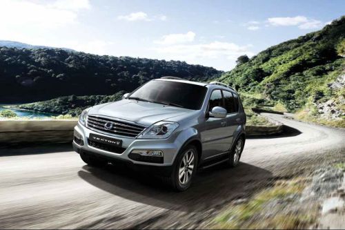 Ssangyong Rexton W Side Medium View
