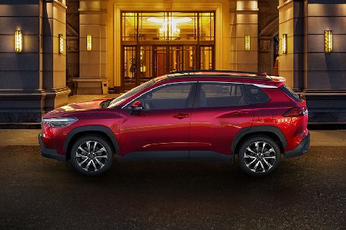 Corolla Cross Hybrid (2023-2024) Side view