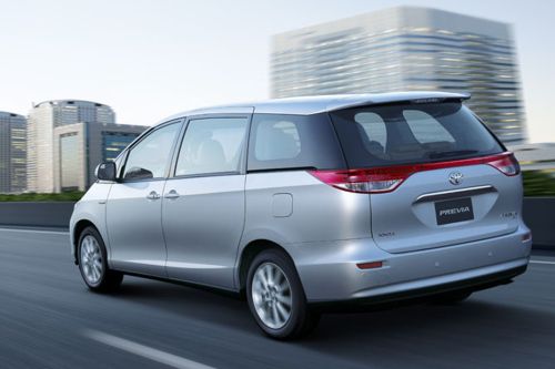 Rear Cross Side View of Toyota Previa