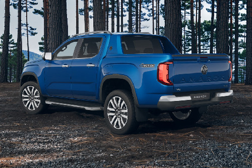 Rear Cross Side View of Volkswagen Amarok