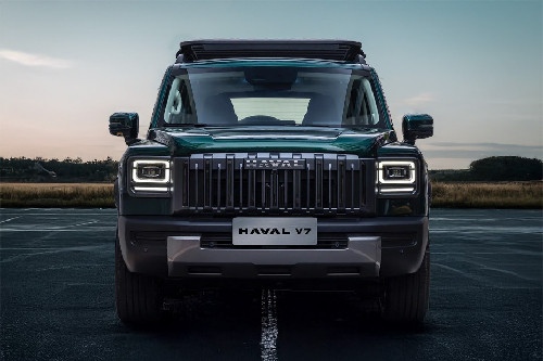 Full Front View of V7