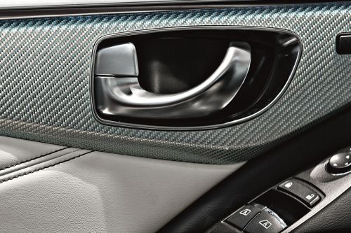 door handle interior of Infiniti Q60 (2022-2023)