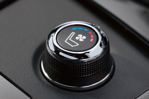 Front AC Controls of Infiniti QX70