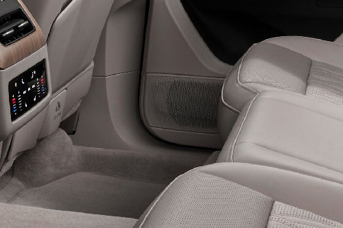 Speakers View of Audi Q7 2026