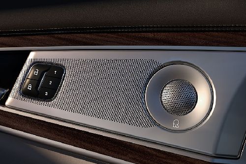 Speakers View of Lincoln Nautilus (2020-2021)