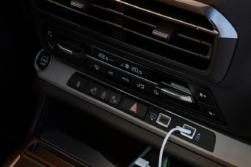 Front AC Controls of Peugeot Traveller